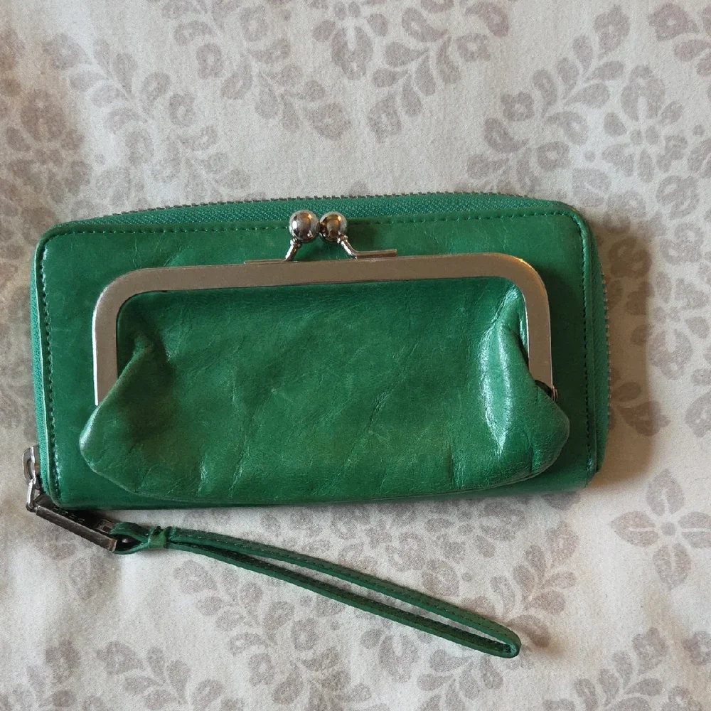 HOBO Green Leather Wristlet Wallet with Kiss-Lock Pocket - Picture 1 of 6